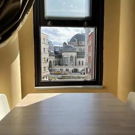 Comfy Flat With Balcony Near Taksim Square Appartement *